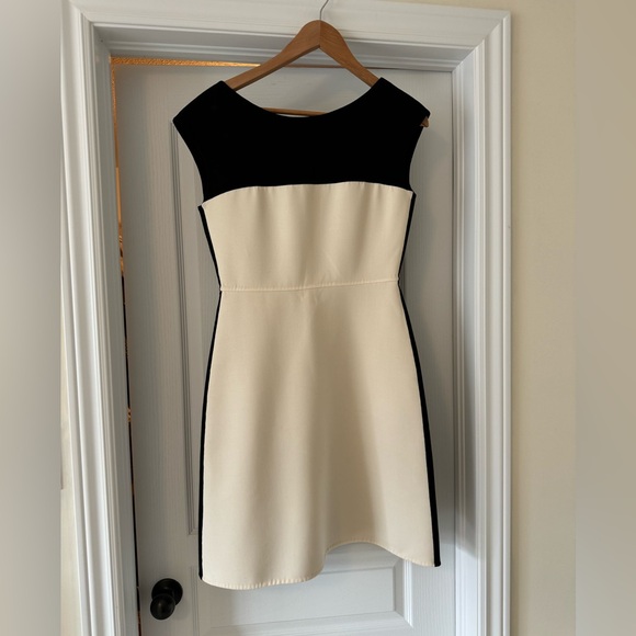 Wool knee length PRADA dress - Picture 2 of 6